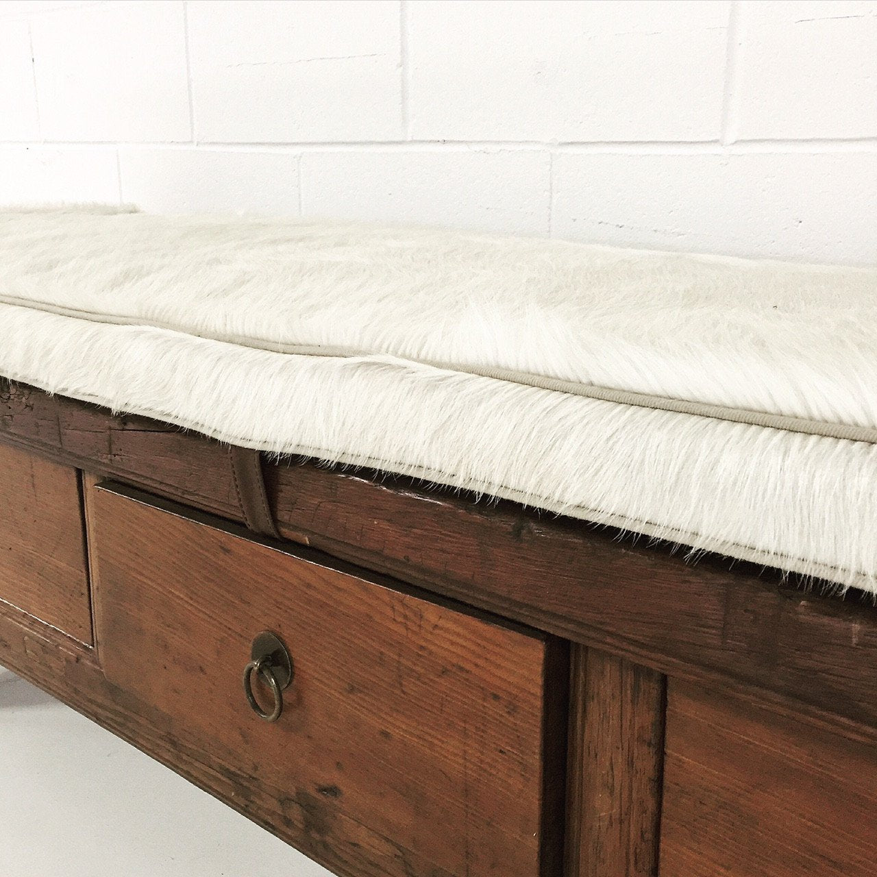 THREE-DRAWER RUSTIC BENCH WITH IVORY COWHIDE CUSHION - NO. 12