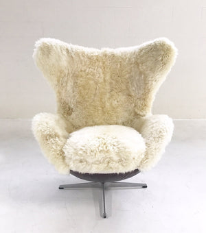 Arne Jacobsen for Fritz Hansen Egg Chair Restored and Reupholstered in Brazilian Sheepskin and Leather