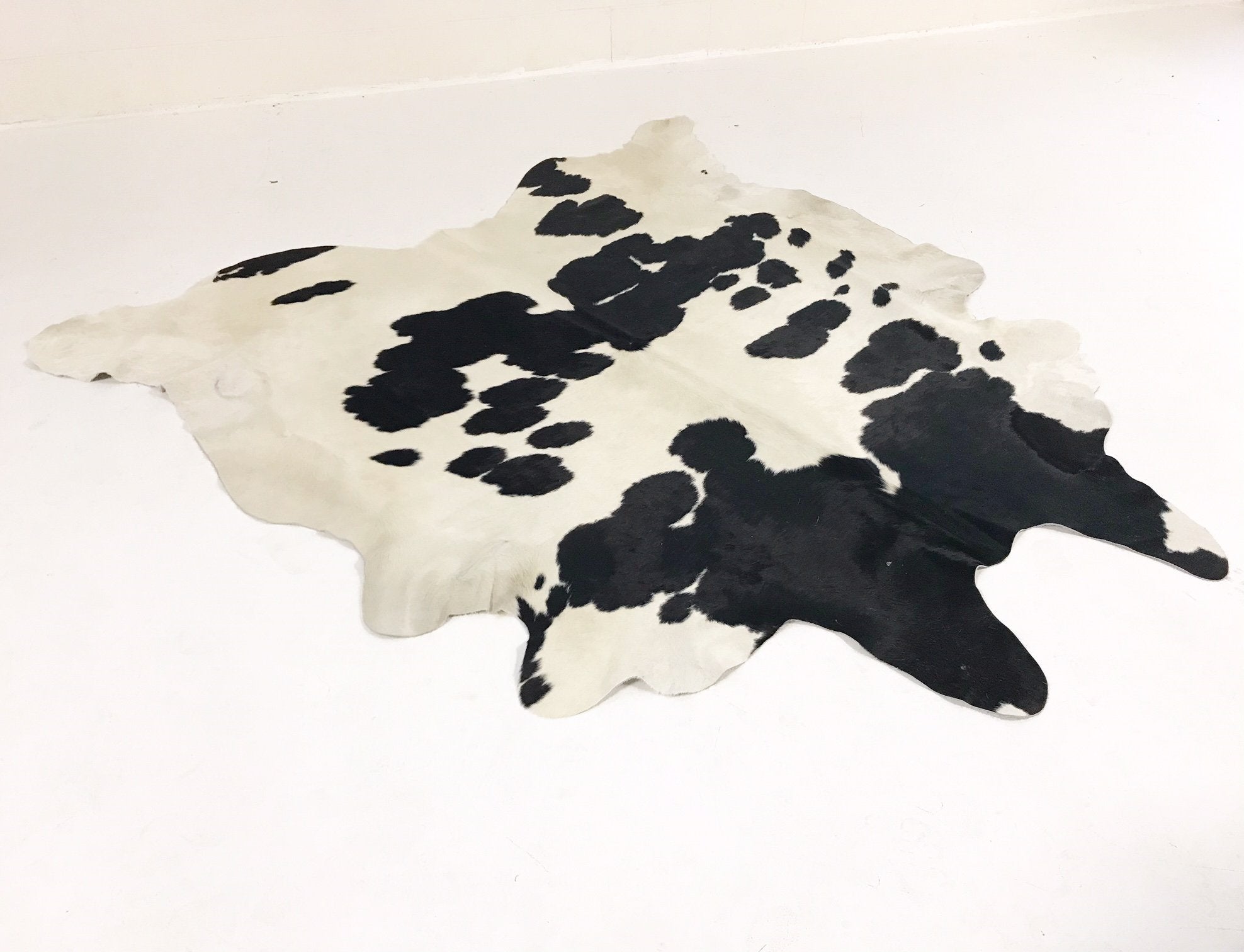 BLACK & WHITE COWHIDE RUG - PEPPER