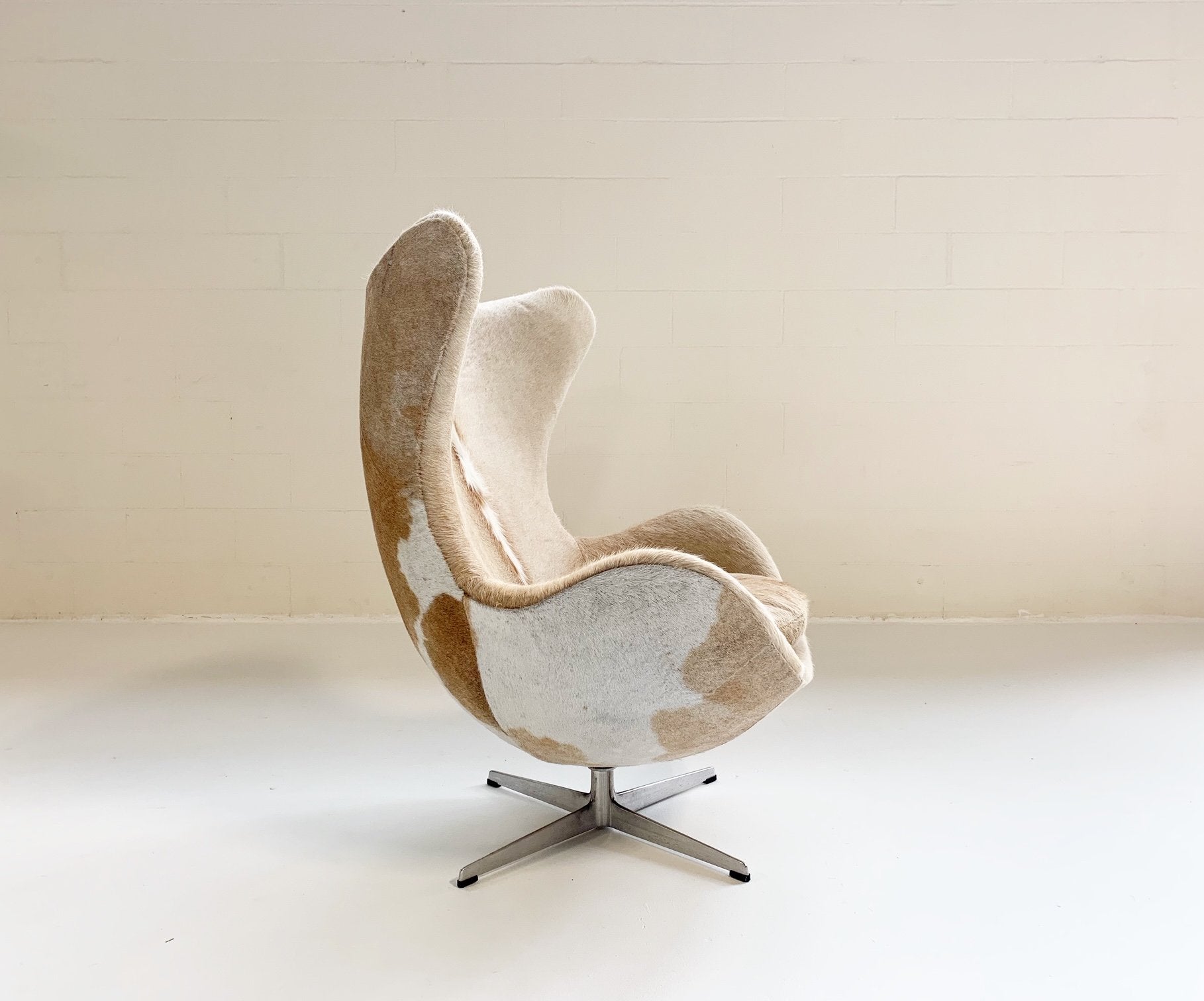 Arne Jacobsen for Fritz Hansen Egg Chair in Brazilian Cowhide
