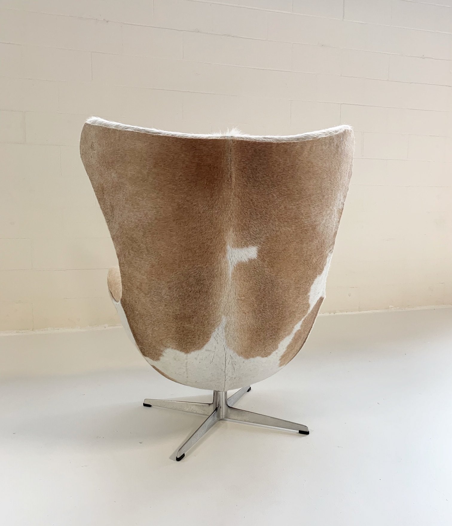 Arne Jacobsen for Fritz Hansen Egg Chair in Brazilian Cowhide