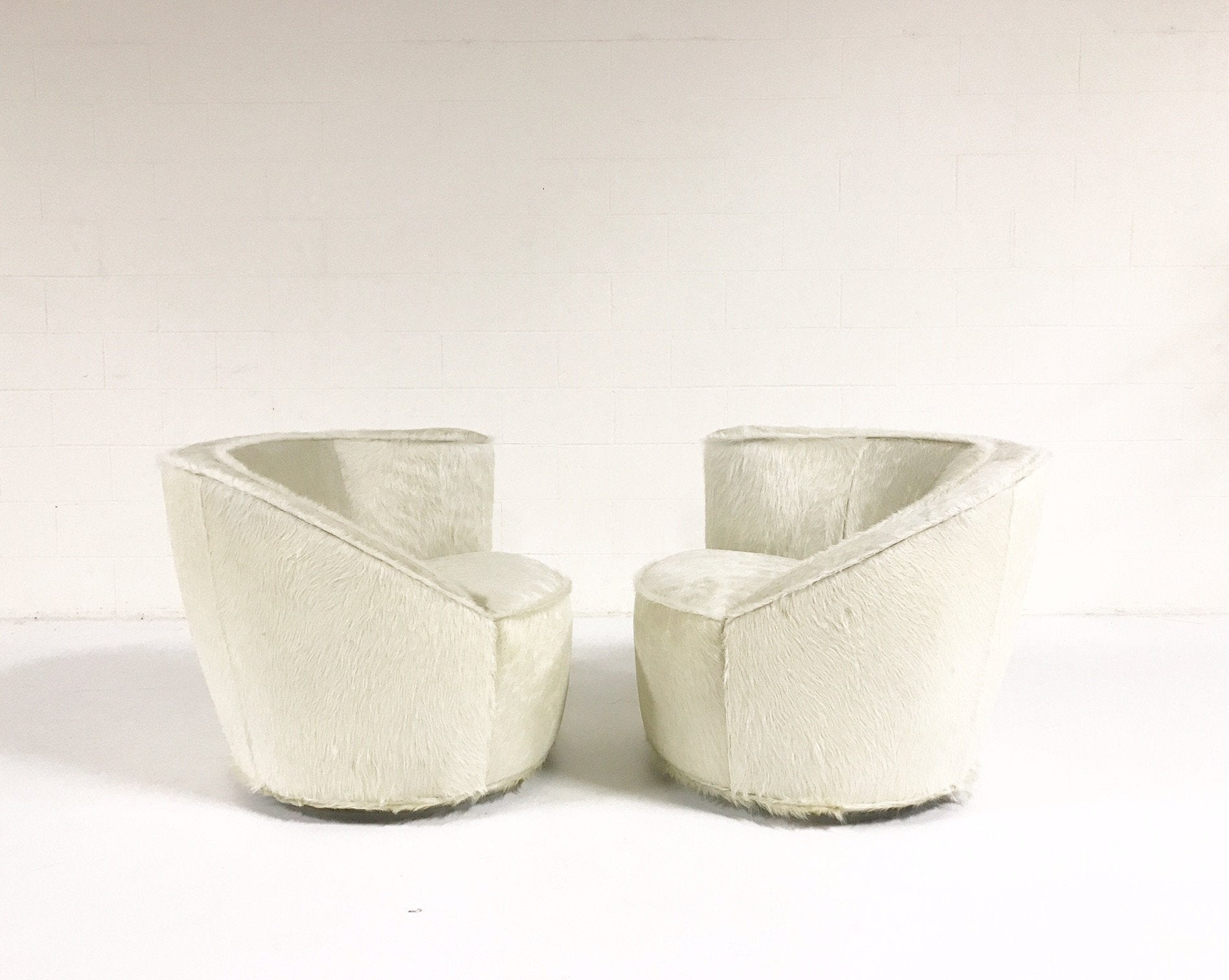 Pair of Vladimir Kagan Nautilus Chairs in Ivory Brazilian Cowhide