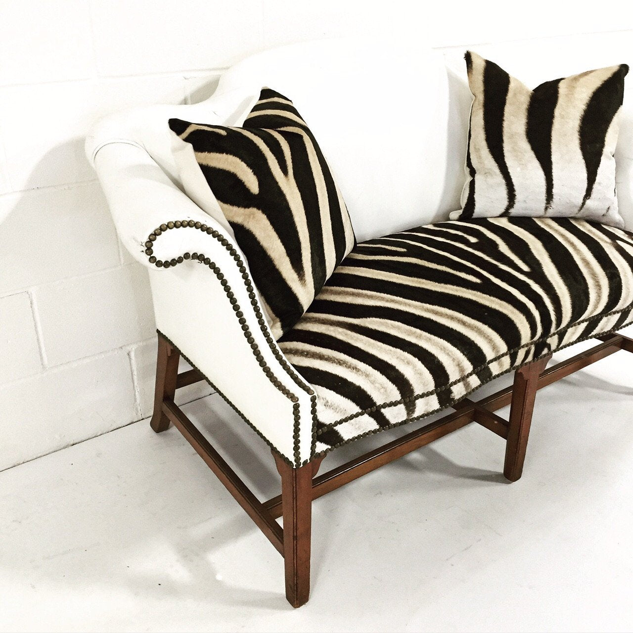 VINTAGE WHITE LEATHER LOVESEAT