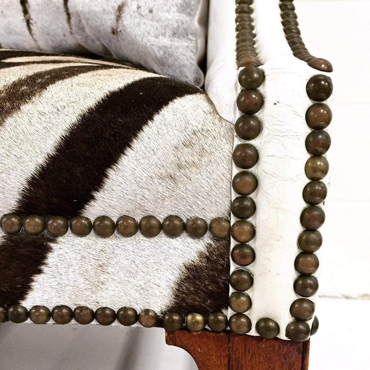 VINTAGE WHITE LEATHER LOVESEAT