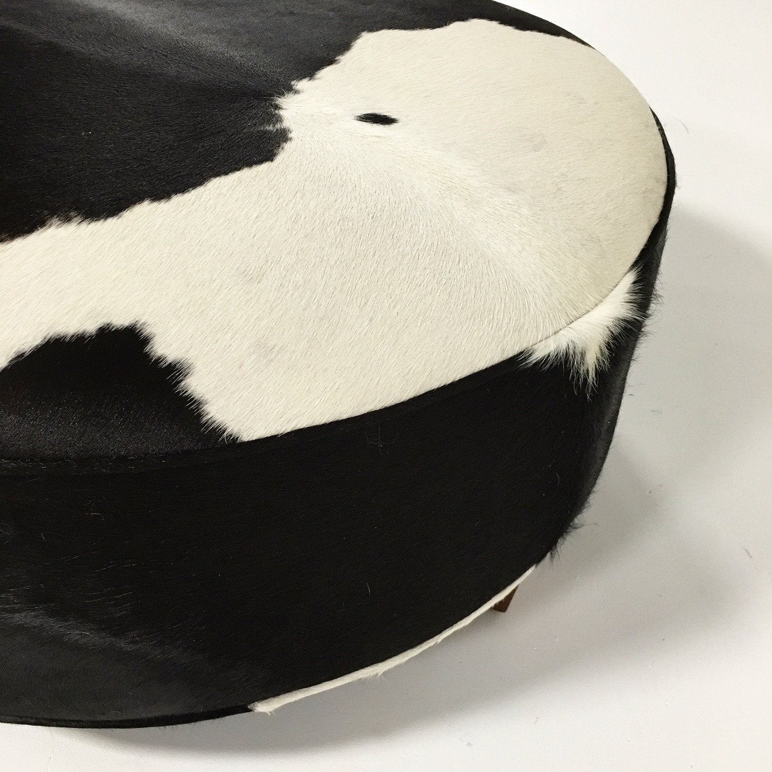 ROUND BLACK & WHITE COWHIDE OTTOMAN