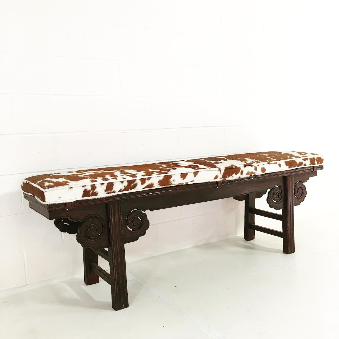 VINTAGE CHINESE BENCH WITH DOUBLE-SIDED CARVING AND BROWN AND WHITE COWHIDE CUSHION NO.19
